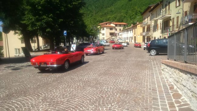 Nel pomeriggio il serpentone delle auto d'epoca ha chiuso la festa a Serravalle