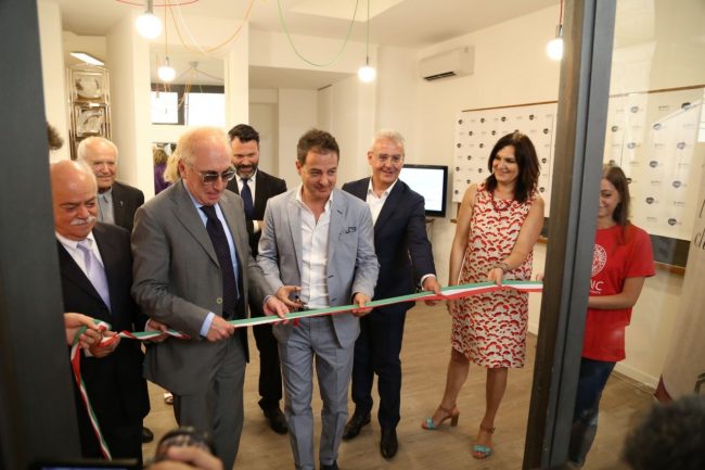 Il taglio del nastro. Da sinistra: Antonio Pettinari, Luigi Lacchè, Iginio Straffi, Romano Carancini e Stefania Monteverde 