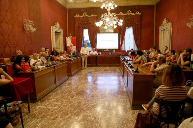 incontro sindaco con commercianti e residenti per pedonalizzazione parksì foto ap (1)