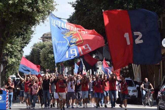 Il corteo che accompagna l'arrivo del feretro di Italo Lazzarini in chiesa