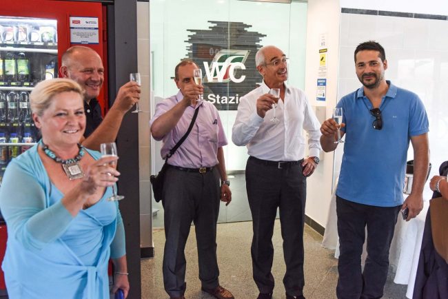 Il brindisi inaugurale dei nuovi bagni