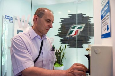 Il sindaco inserisce per primo i 50 centesimi che aprono le porte del bagno