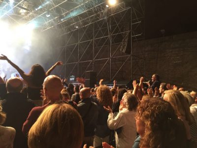 Il pubblico sotto il palco per i bis del cantautore