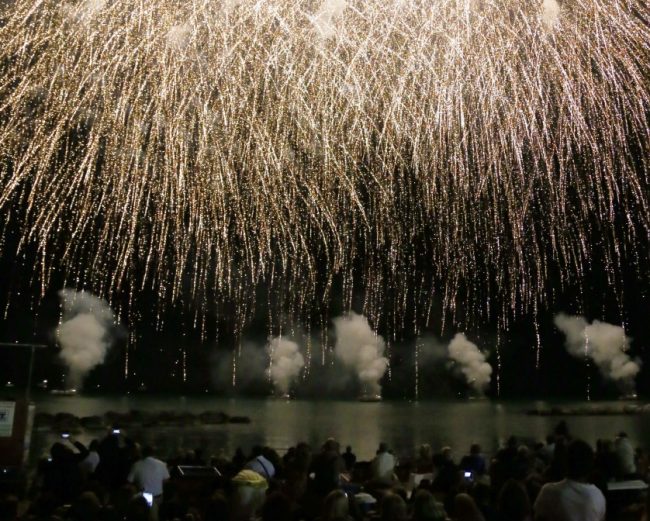 ferragosto-fuochi-dartificio-porto-recanati-2016-foto-ap-19-e1502648912361-650x521