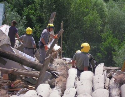 Forestali in azione tra le macerie ad Arquata del Tronto
