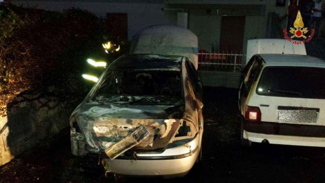 Le due auto bruciate a Corridonia