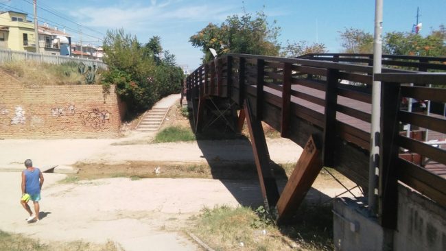 Il ponte di legno chiuso e la passerella provvisoria per i pedoni