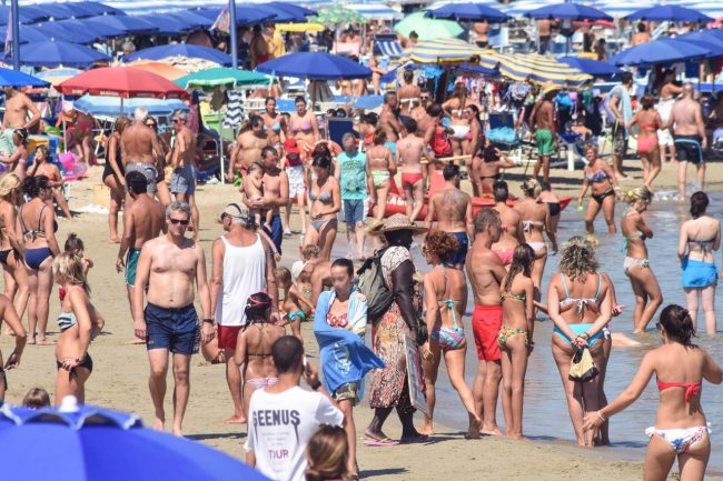 spiaggia affollata - mare - civitanova (2)