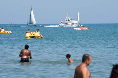 spiaggia-affollata-mare-guardia-costiera-civitanova