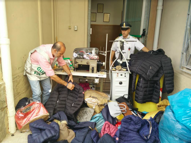La merce contraffatta sequestrata all'Hotel house