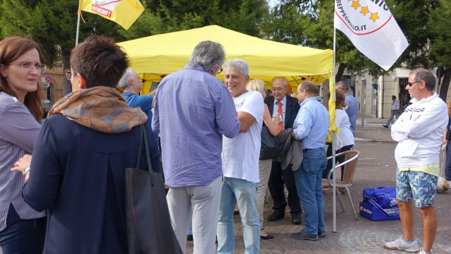 tra-la-gente-prima-dellintervento