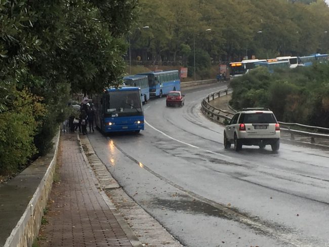 Le corriere che portano a casa ogni giorno centinaia di studenti dell'alberghiero