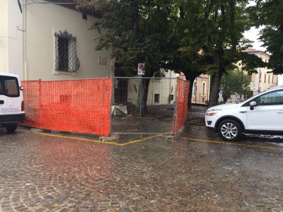 Lavori in corso nella sede principale dell'istituto Varnelli. In seguito al sisma del 24 agosto, alcune classi hanno subito lesioni superficiali