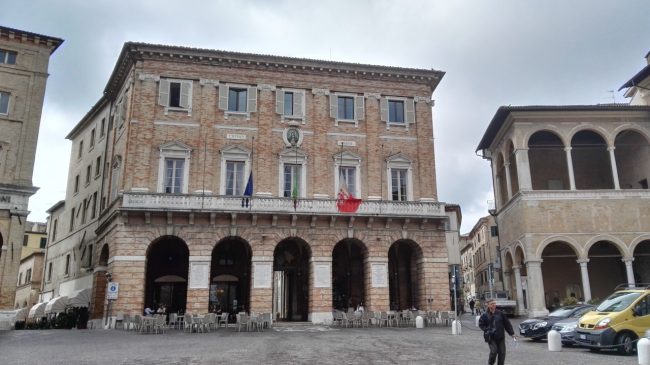 bandiera-mezza-asta-comune-macerata-1-650x365