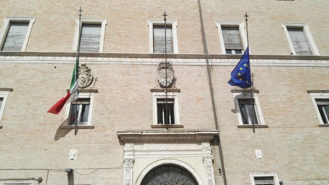 bandiera-mezza-asta-prefettura-macerata-2-650x365