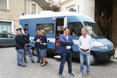 camper-polizia-gianfrancesco-cataldo-solidarietà-violenza-donne-macerata-2016-foto-ap-11-400x267