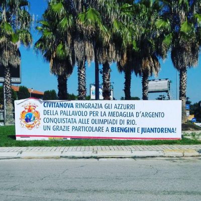 Lo striscione di ringraziamento comparso oggi in una rotatoria a Civitanova