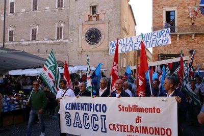 La manifestazione sotto la prefettura di Macerata