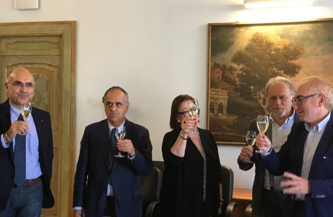 Il brindisi tra gli esponenti di Fondazione Carima e Unimc