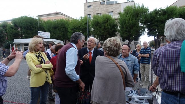 tra-la-gente-a-fine-comizio