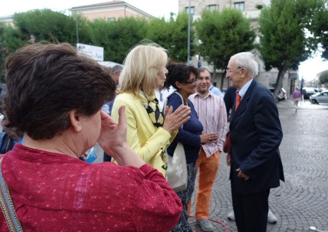 tra-la-gente-a-fine-incontro