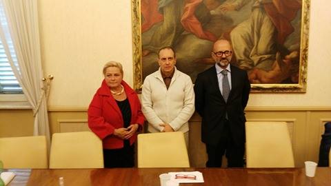 Da sinistra l'assessore Cristiana Cecchetti, il sindaco Tommaso Corvatta e il legale Paolo Carnevali