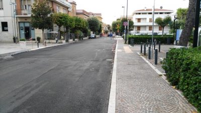 Una delle strade asfaltate a Potenza Picena