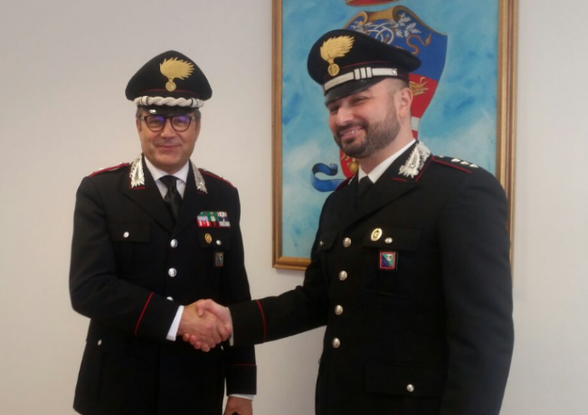 Stretta di mano tra il maggiore Cosimo Lamusta (a sinistra) e il capitano Giacomo De Carlini. Da domani cambio al vertice della Compagnia di Tolentino. Il nuovo comandante ha 35 anni e viene dal Nucleo operativo di Cantù