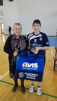 La presidente dell'Avis, Floriana Crescimbeni, consegna i borsoni alla squadra