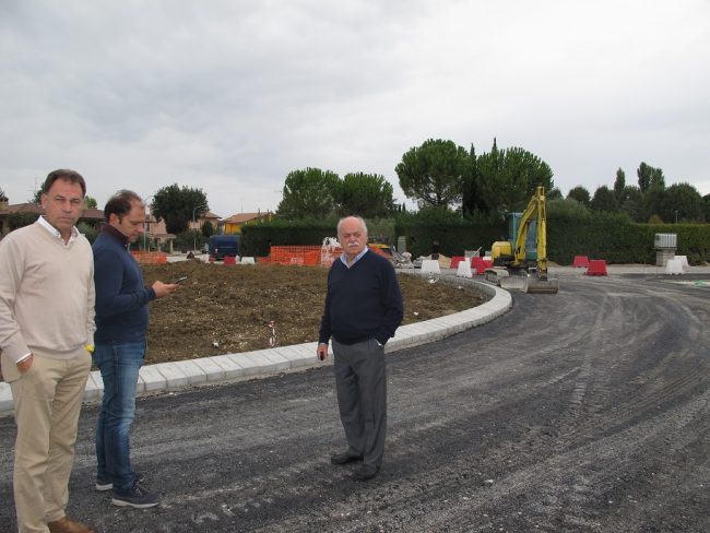 Antonio Pettinari verifica lo stato dei lavori della rotonda di Fontenoce