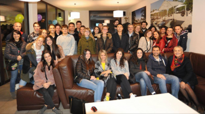 I ragazzi presenti all'apericena nello chalet Arena delle luci di Cingoli
