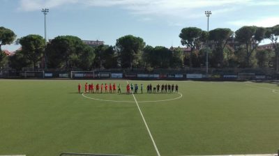 Le due squadre al centro del campo