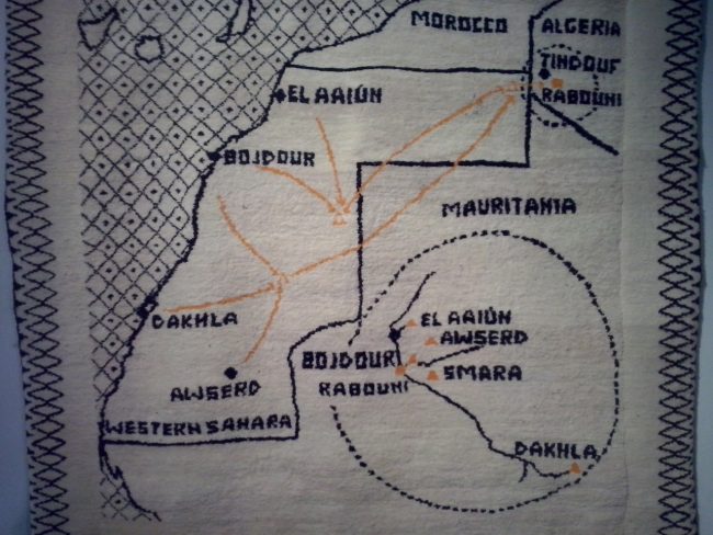 i-campi-saharawi-in-uno-dei-tappeti-realizzati-dalle-donne-saharawi-per-la-biennale
