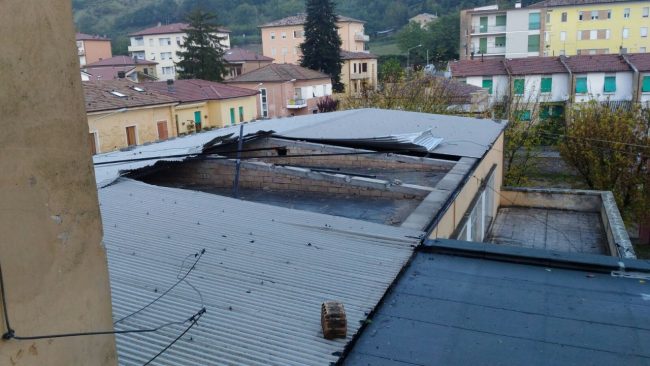 Il tetto della palestra della scuola Luzio scoperchiato dal vento