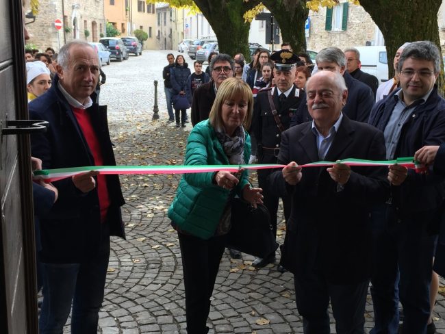 Il taglio del nastro della rinnovata sede. Da sinistra il sindaco di Cingoli, Filippo Saltamartini, la preside Maria Rosella Bitti e il presidente della Provincia, Antonio Pettinari