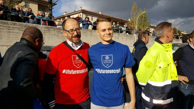 maglie-unicam-con-hashtag-il-futuro-non-crolla