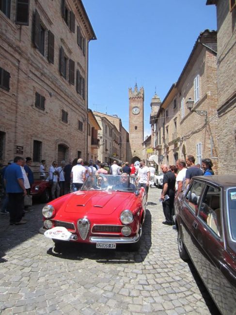 passaggi-di-auto-storiche-sulle-strade-della-scuderia-marche-2