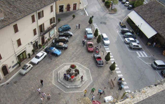 passaggi-di-auto-storiche-sulle-strade-della-scuderia-marche
