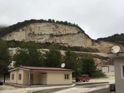L'entrata della cava gestita dalla Sielpa srl in località Rio Laque di Cingoli