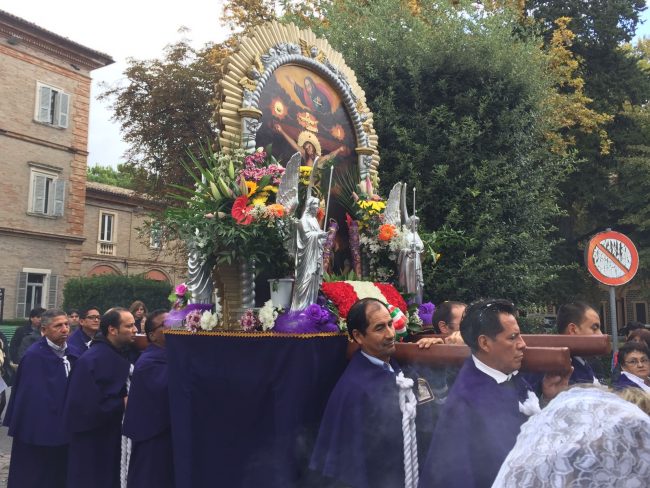 Il "Signore dei miracoli" portato in processione verso la chiesa di Santa croce