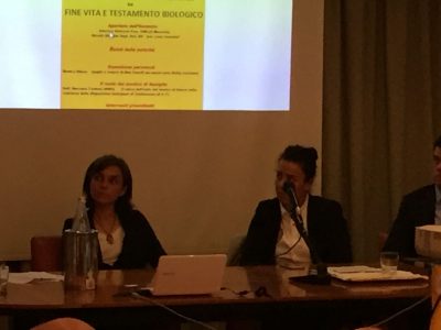 Da sinistra Monica Olioso, vedova di Max Fanelli, e la deputata Lara Ricciatti