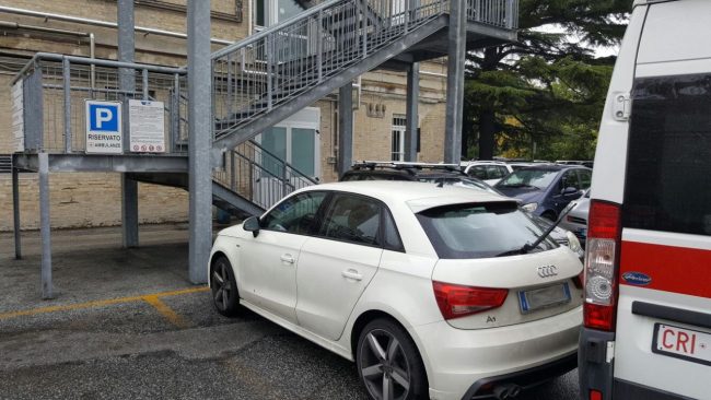 ambulanza-ospedale-parcheggi-3
