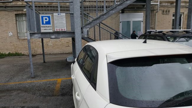 ambulanza-ospedale-parcheggi-4