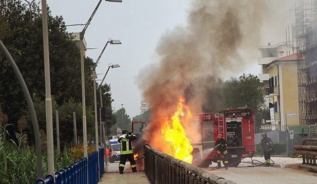 L'auto a fuoco questa mattina a Porto Recanati