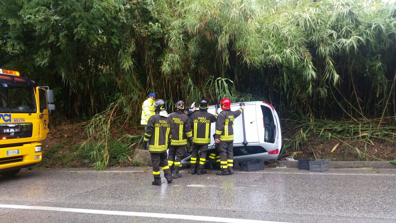 auto-fuori-strada-pioggia-1