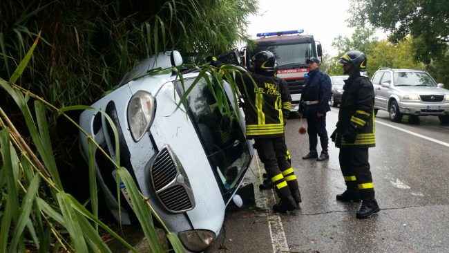 auto-fuori-strada-pioggia-2