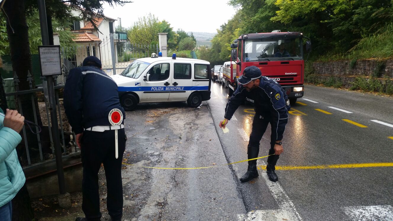 auto-fuori-strada-pioggia-3