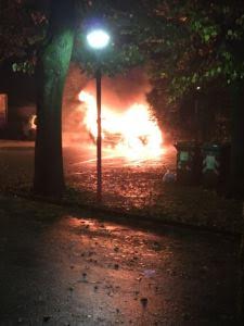 L'auto a fuoco durante la notte