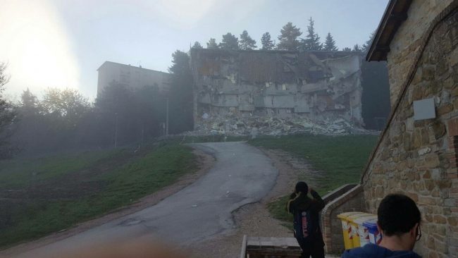Camerino, una palazzina crollata