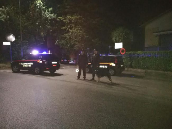 Controlli dei carabinieri con unità cinofile